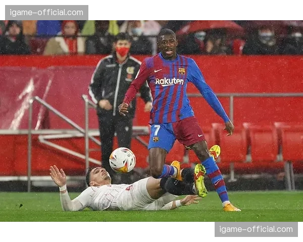 突发：摩纳哥对阵马赛，客队后卫恶意犯规被直红罚下