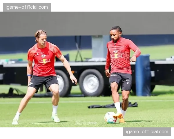 莱比锡赛前训练揭秘：罗泽重点演练4-2-2-2高位压迫阵型。