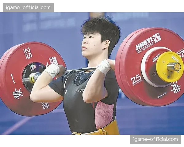女子71公斤级：中国小将廖桂芳抓举领先，朝鲜名将紧随其后