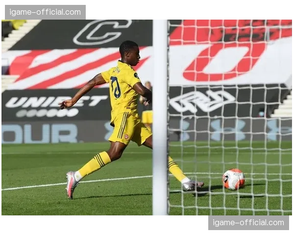 图卢兹球员麦肯齐被红牌罚下，里尔趁机扩大优势